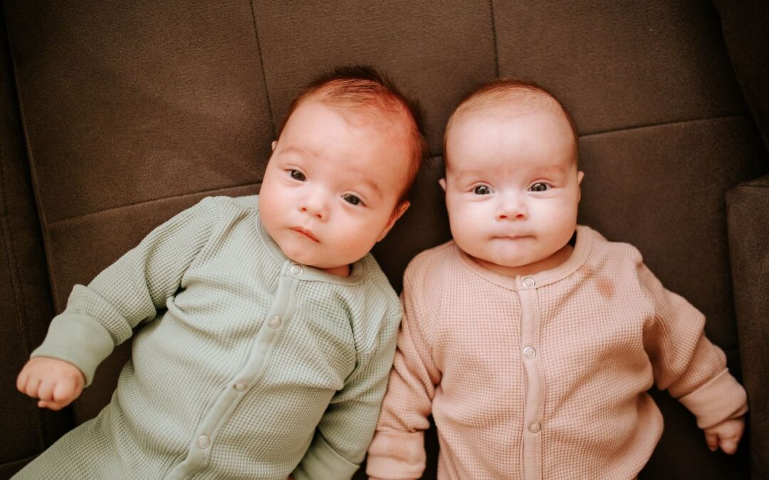 Bebês gêmeos: o que não pode faltar para a chegada da duplinha?